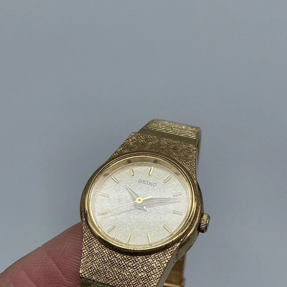 Vintage Seiko Womens Watch 18mm V401-1819 Gold Tone Safety Chain New Battery 6